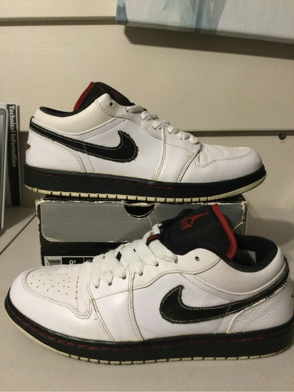 Mens White and Black Low-Top Sneakers - Classic Style - Picture 3 of 5